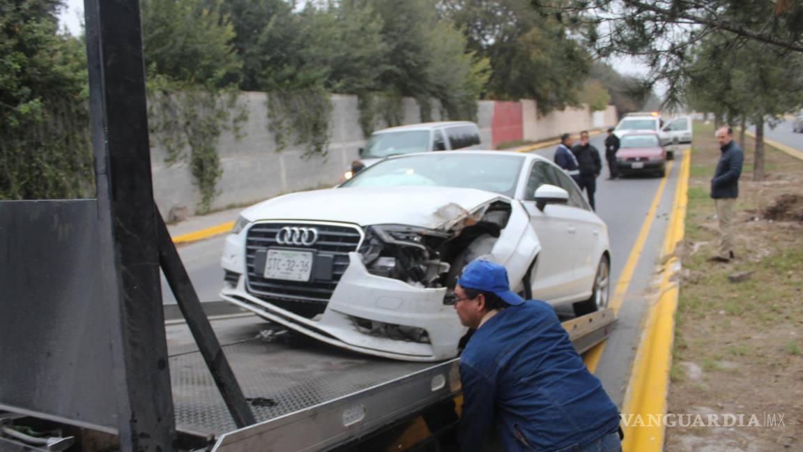 Destruye su auto y derriba pino tras choque, en Saltillo