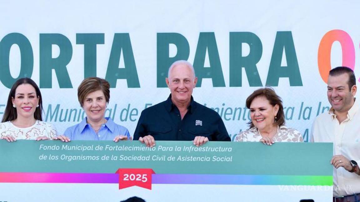 $!Román Cepeda entregó apoyos a representantes de 39 organismos civiles durante evento en Presidencia Municipal.