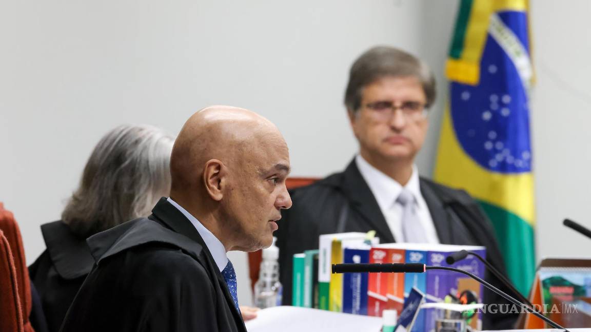 $!El juez, Alexandre de Moraes (i), y el fiscal general de Brasil, Paulo Gone en el Tribunal Supremo de Brasilia, Brasil.