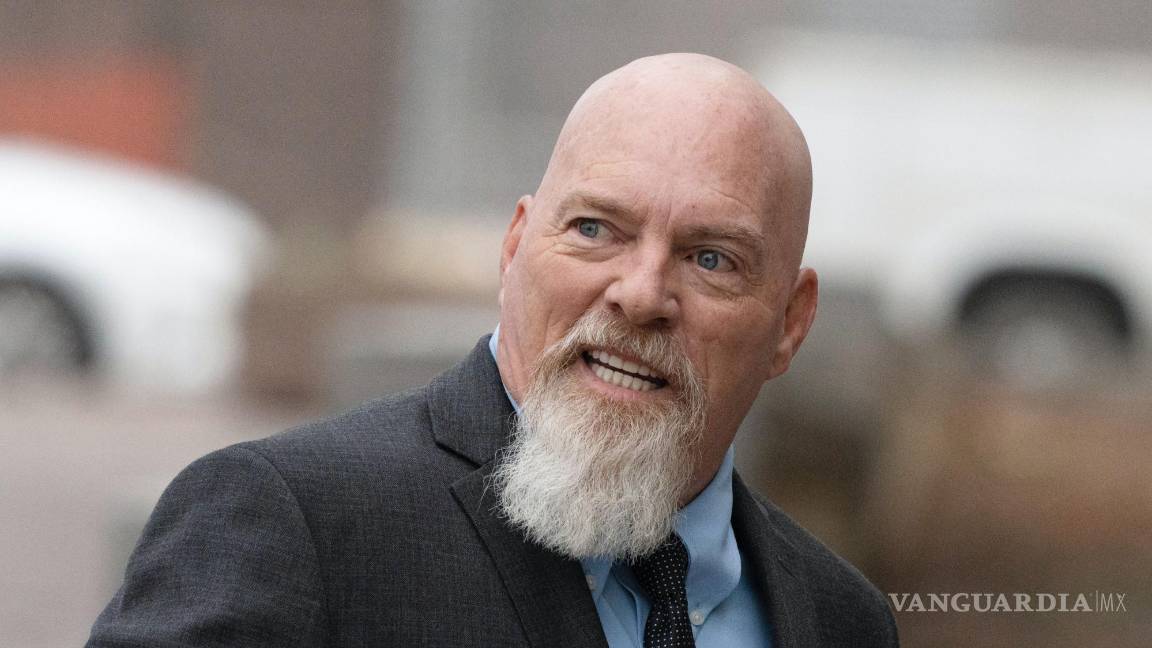 $!Richard Barnett puso sus pies sobre un escritorio en la oficina de la expresidenta de la Cámara de Representantes, Nancy Pelosi, durante el asalto al Capitolio.