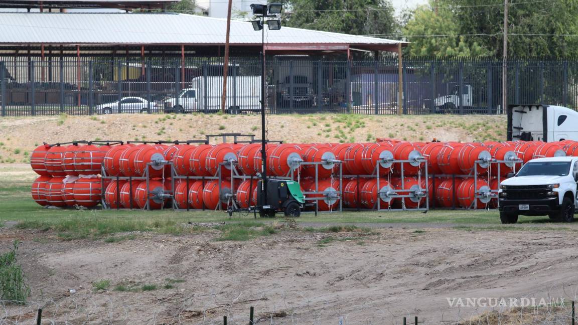 Llegan las boyas para impedir el paso de migrantes por el río Bravo; activistas se pronuncian