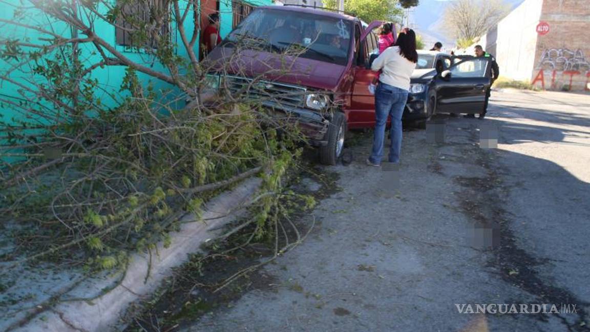 $!El impacto provocó que ambos vehículos se estrellaran contra dos árboles en el cruce de las calles Salvador Tovar y Dieciocho.