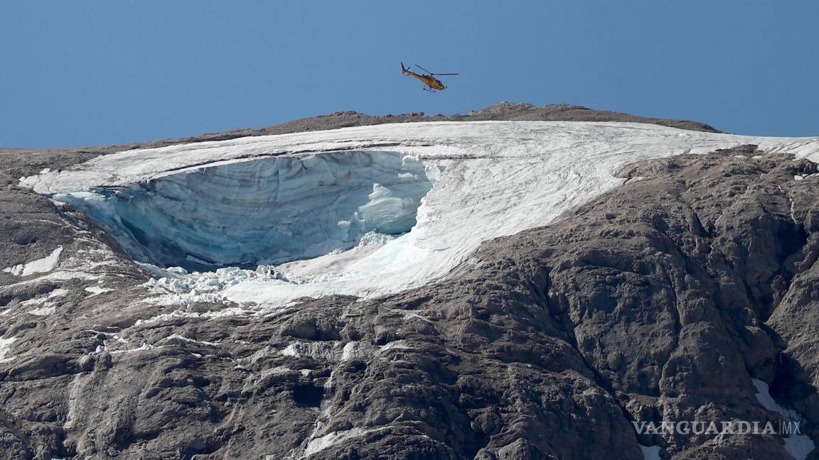 $!Un helicóptero busca a los senderistas desaparecidos tras el desprendimiento de un glaciar de la Marmolada, en los Alpes italianos.