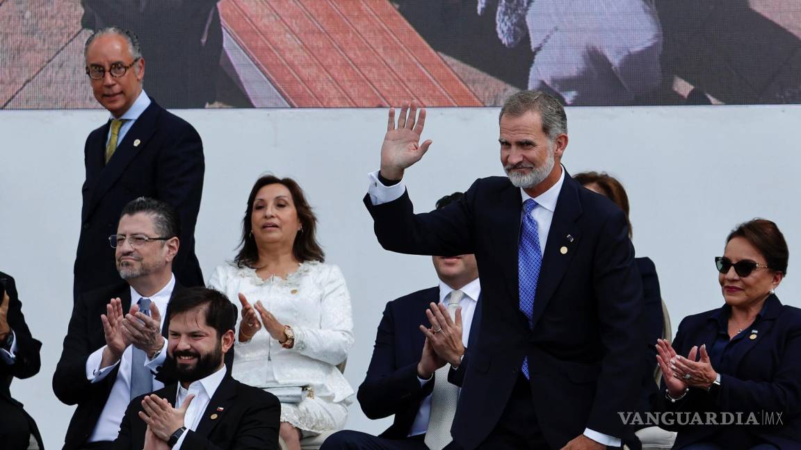 $!El rey de España, Felipe VI, saluda a su llegada para participar en la ceremonia de investidura del presidente de Colombia, Gustavo Petro en Bogotá, Colombia.
