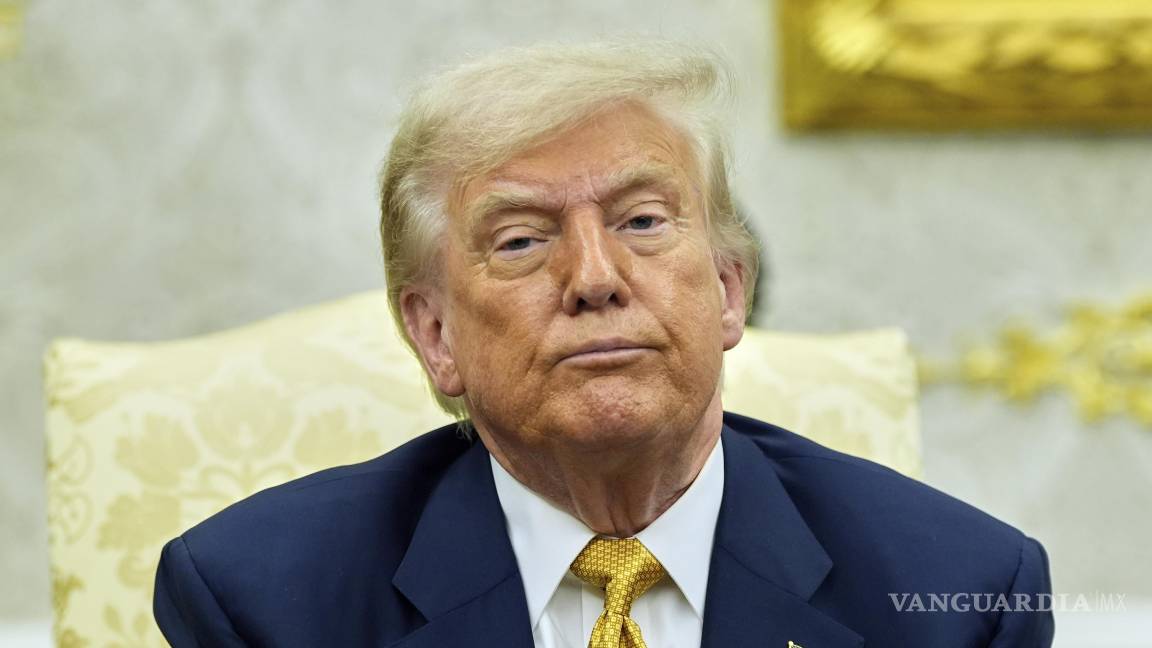 $!El presidente estadounidense Donald Trump en una reunión con el príncipe heredero de Bahréin, Salman bin Hamad Al Khalifa, en el Despacho Oval de la Casa Blanca, el miércoles 16 de julio de 2025, en Washington. (AP Foto/Alex Brandon)