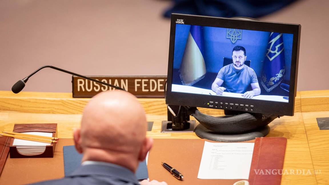 $!El representante de Rusia, Vasili Nebenzia (abajo) observa la intervención del presidente ucraniano Volodímir Zelenski ante el Consejo de Seguridad de la ONU.