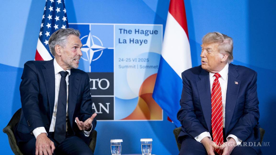 $!El primer ministro saliente holandés, Dick Schoof, habla con el presidente estadounidense Donald Trump durante la cumbre de la OTAN.