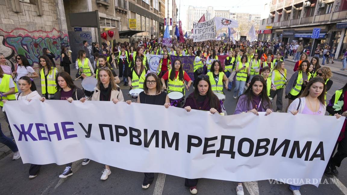 $!Mujeres sostienen una pancarta que dice: “Mujeres en las primeras filas” durante una marcha en apoyo a las mujeres en el Día Internacional de la Mujer en Belgrado.