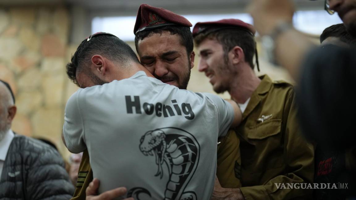 $!Dolientes se consuelan entre sí durante el funeral del soldado israelí Benjamin Loeb, quien también tenía nacionalidad francesa, el martes 10 de octubre de 2023, en Jerusalén. Loeb murió el sábado luego de que Hamas, el grupo islamista que gobierna la Franja de Gaza, llevó a cabo un ataque sin precedentes contra distintos puntos de Israel. (AP Foto/Francisco Seco)