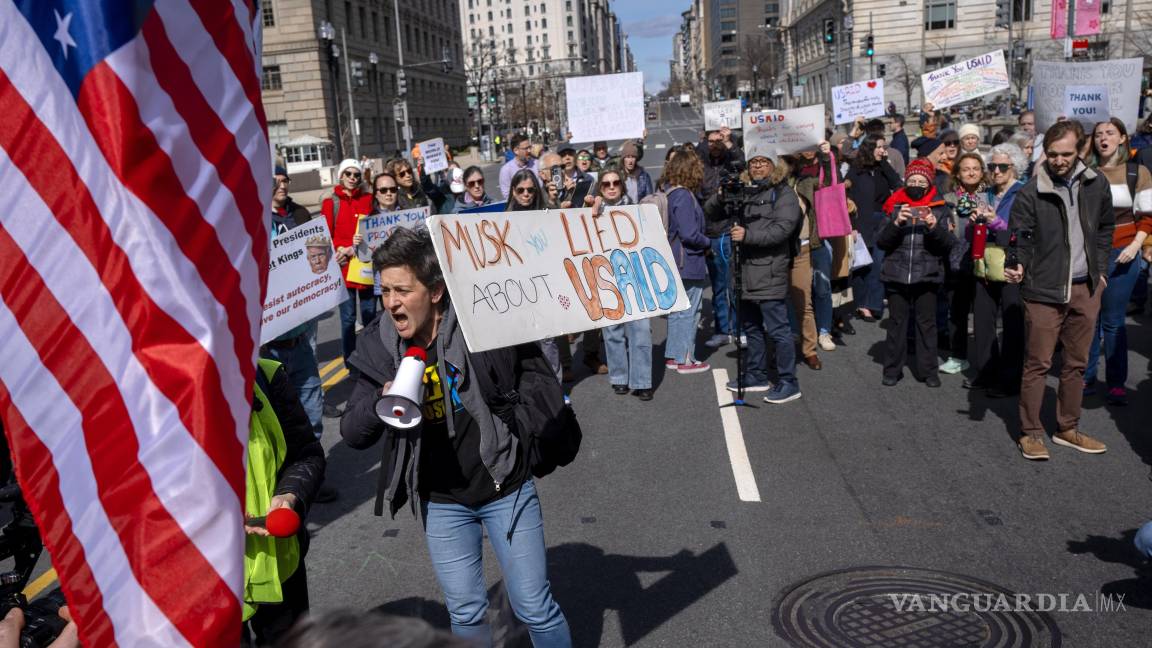$!Personas se manifiesta en la calle 14 NW en apoyo a los trabajadores despedidos de USAID durante una protesta frente a la sede de USAID en Washington.