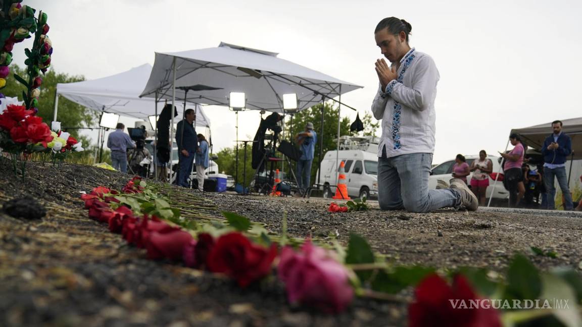 $!Carlow Eduardo Espina reza después de colocar rosas en un altar improvisado en el lugar en el que las autoridades encontraron a medio centenar de migrantes muertos dentro de un tractocamión, el martes 28 de junio de 2022, en San Antonio. (AP Foto/Eric Gay)