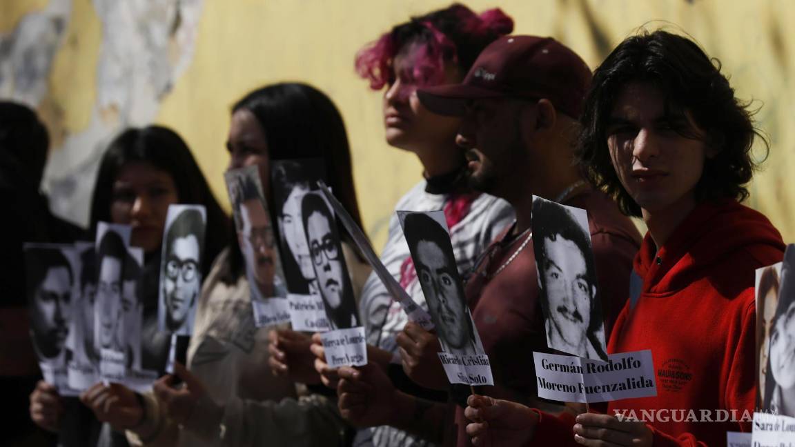 $!Personas sostienen pancartas, con imágenes de ex estudiantes de la Universidad de Chile, víctimas de Desaparición Forzada.