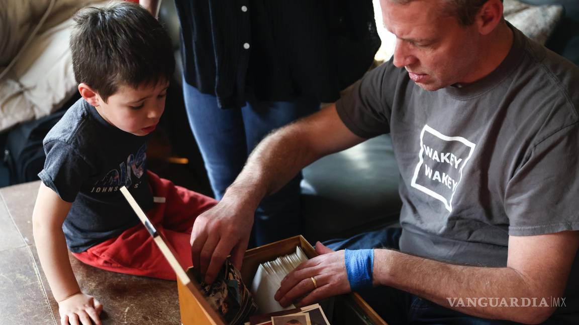 $!Jake Heinrichs con su hijo, Sam. Si la falta de financiación detiene las dosis de Heinrichs, “¿cuánto tiempo tenemos?”, preguntó su esposa, Rachel Chavkin.