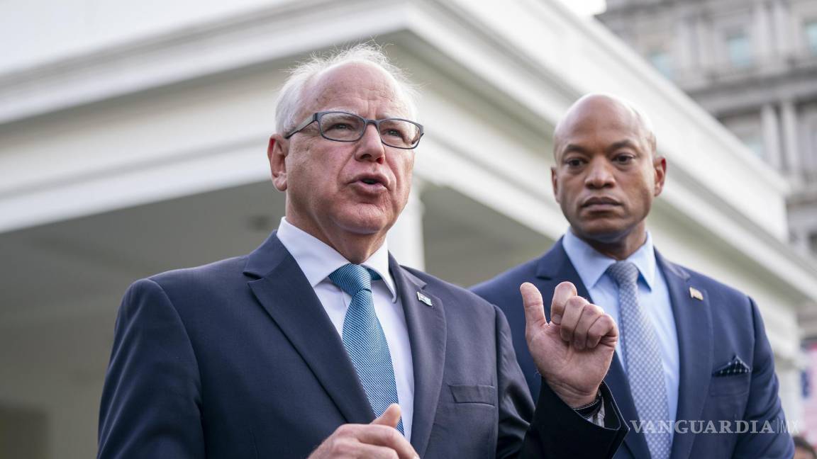 $!El gobernador de Minesota, el demócrata Tim Walz (i), durante una rueda de prensa en Washington.