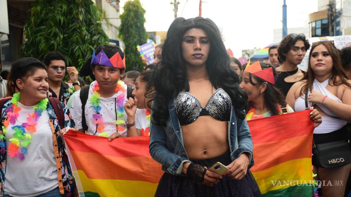 $!Marchan comunidad LGBTIQ en Tapachula, para visualizar la discriminación que sufre, donde piden respetar el derecho al ser libre.