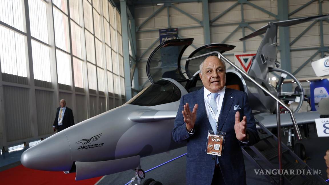 $!El presidente de Oaxaca Aerospace, Raúl Fernández, habla en la presentación del avión modelo Pegasus PE-210 A en la base militar aérea de Santa Lucía.