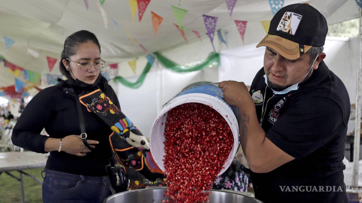 $!Vista de la fruta de granada para la elaboración de chiles en nogada en la feria del típico platillo en San Nicolás de los Ranchos, Puebla (México).