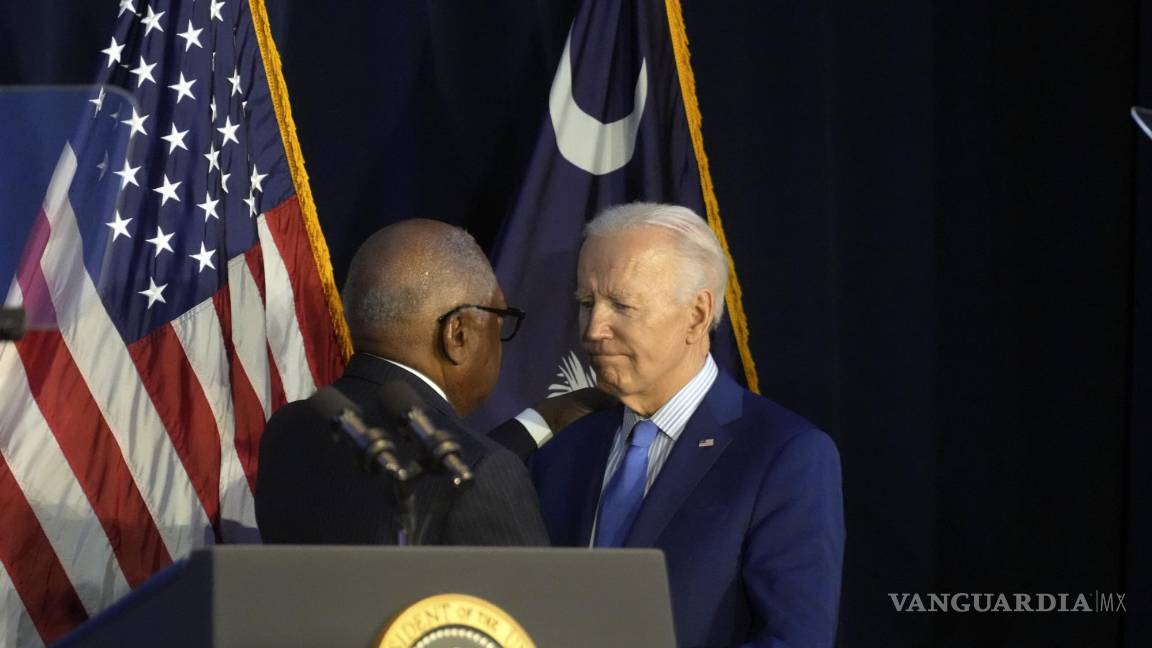 $!El representante estadounidense Jim Clyburn, demócrata por Carolina del Sur, presenta a Joe Biden en la primera cena del Partido Demócrata en Columbia.