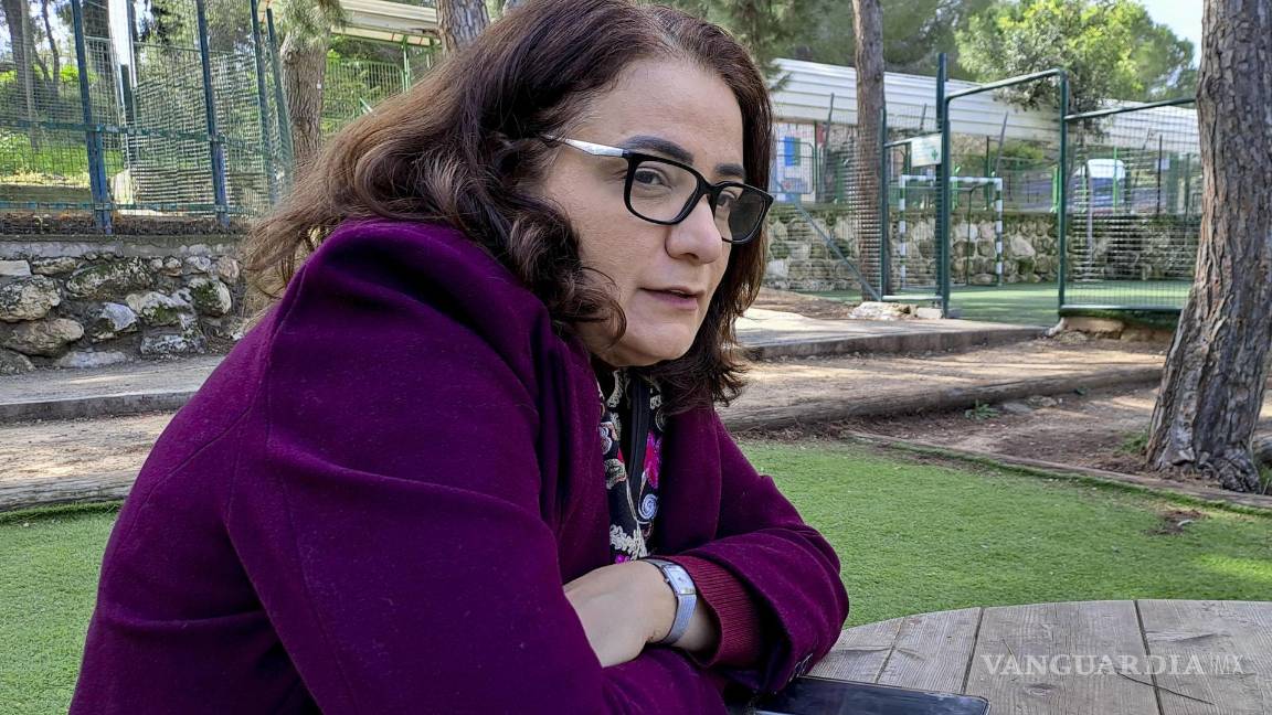 $!Samah Salame, coodirectora de la oficina de comunicación de la localidad una palestina musulmana en el patio del colegio bilingüe de Neve Shalom.