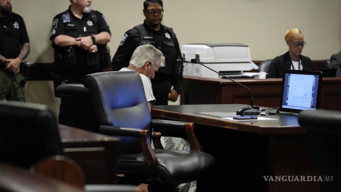 $!Colin Gray, el padre de Colt Gray, tirador de la escuela secundaria Apalachee, ingresa al juzgado del condado de Barrow para su primera comparecencia.