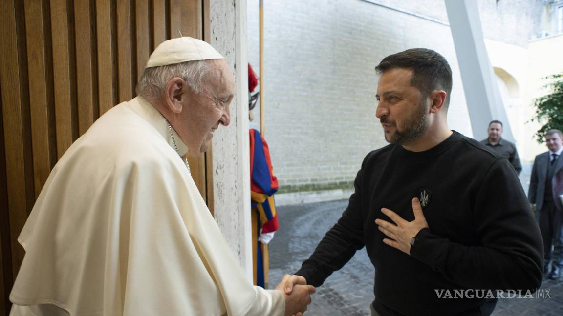 El papa Francisco y Volodímir Zelenski conversan sobre la situación en Ucrania en el Vaticano