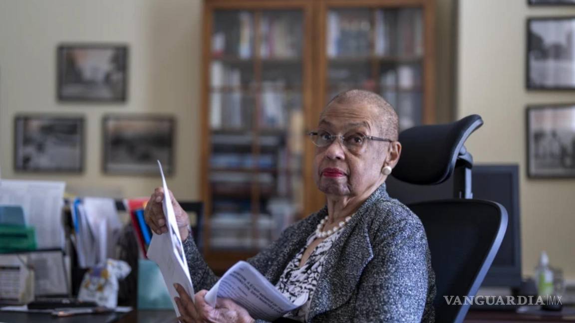 $!La delegada Eleanor Holmes Norton, demócrata por D.C. en su oficina en el Capitolio en Washington.