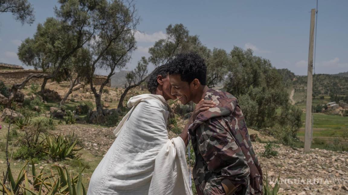 $!Imagen de Vincent Haiges que muestra a Kibrom Berhane (24) saludando a su madre por primera vez desde que se unió a las Fuerzas de Defensa de Tigray.
