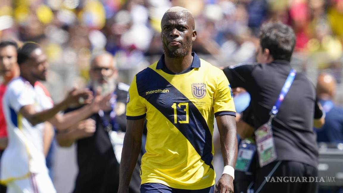 $!Enner Valencia salió expulsado tras casi plantarle los tachones en la cara a Martínez.