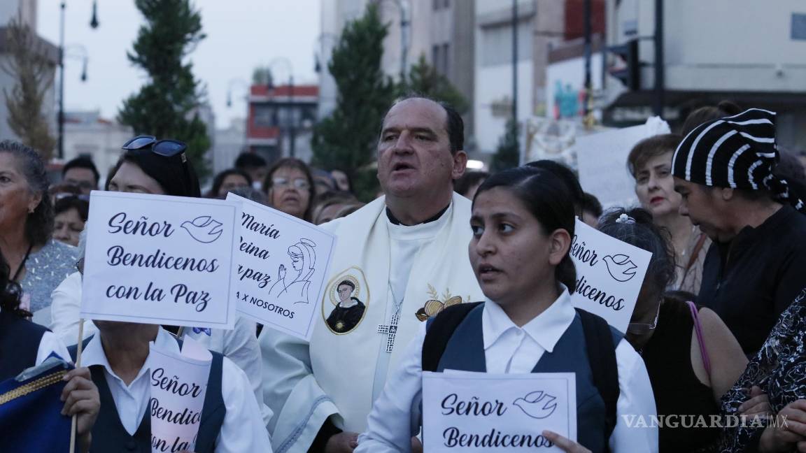 $!Decenas de católicos caminaron con velas blancas, y banderas con frases como “María Reina de la paz” y “Señor bendícenos con la paz”.