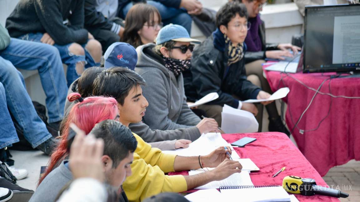 $!Mientras la UAdeC resuelve el pliego petitorio, los alumnos inconformes seguirán en plantón frente a Rectoría.