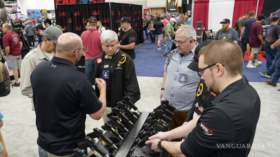 $!Los asistentes miran una exhibición durante la Convención de la Asociación Nacional del Rifle, el sábado 15 de abril de 2023, en Indianápolis.