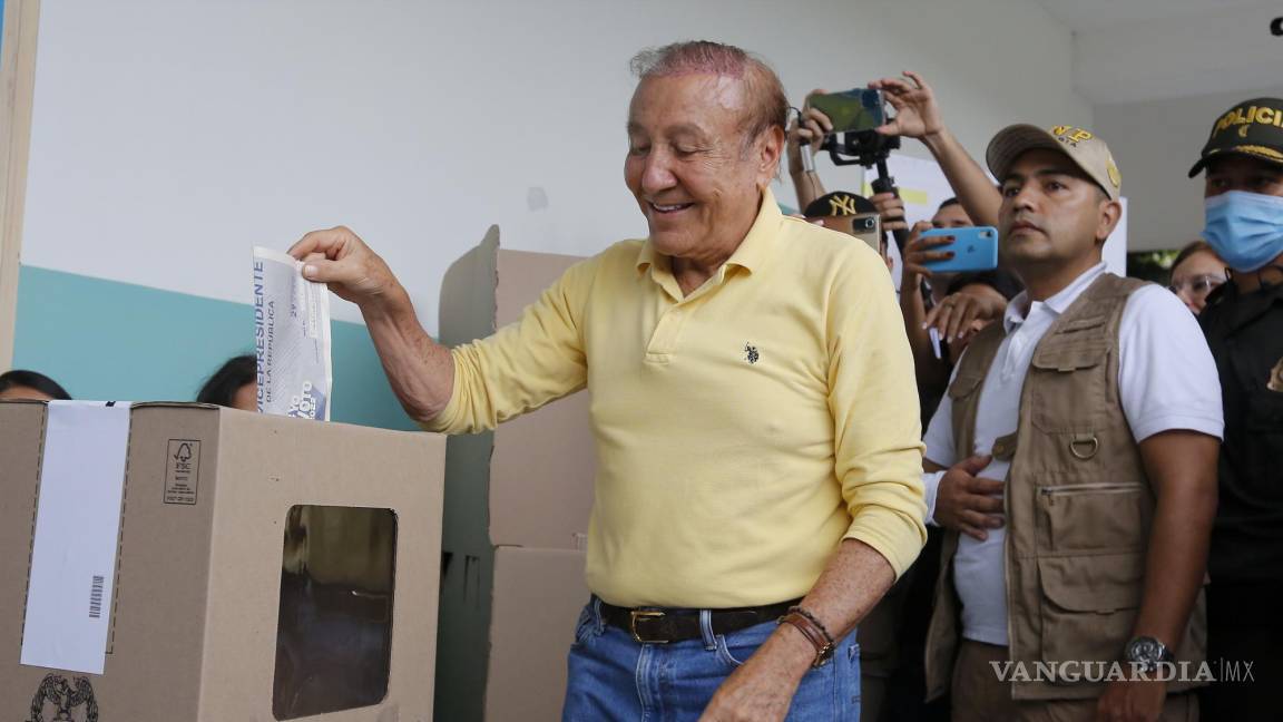$!Rodolfo Hernández, candidato presidencial de la Liga de Gobernadores Anticorrupción, emite su voto en Bucaramanga, Colombia.