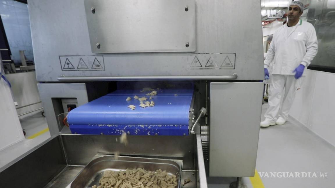 $!El pollo cultivado se procesa en las instalaciones de Believer Meats en Rehovot, Israel.