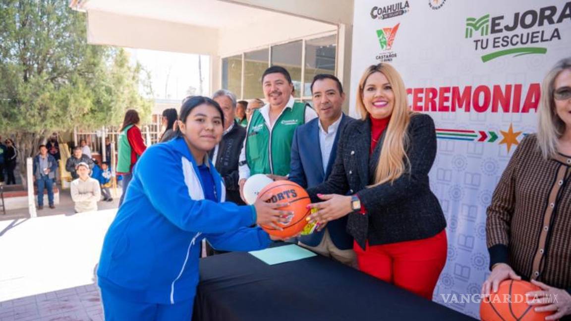 $!Alumnado recibe material deportivo tras la ceremonia oficial del Día de la Bandera.