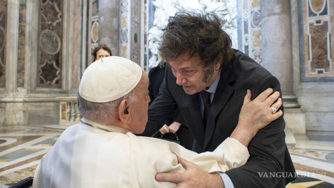 Con un abrazo, ‘sanan heridas’ el papa Francisco y el presidente argentino Javier Milei