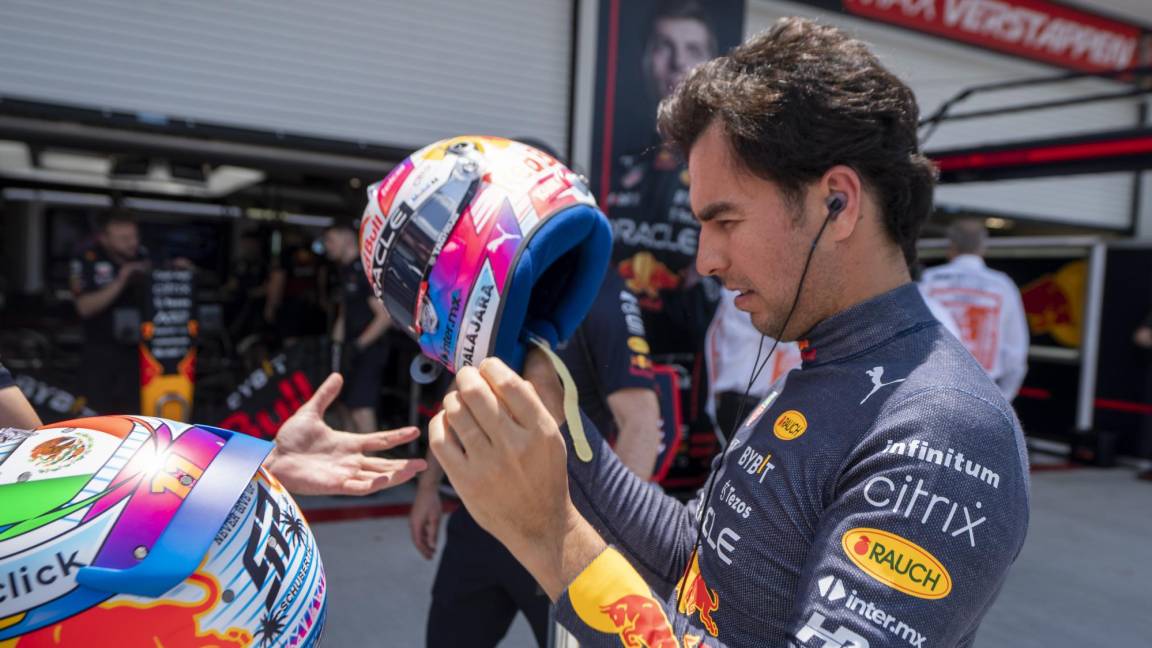 $!El piloto mexicano Sergio Pérez de Red Bull Racing juega con su casco antes de los entrenamientos libres 1 del Gran Premio de Fórmula 1 de Miami.