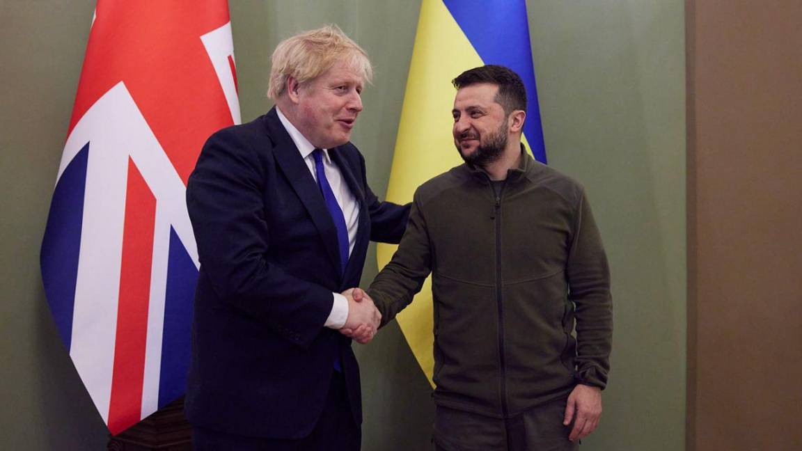 $!El presidente de Ucrania Volodymyr Zelensky da la bienvenida al primer ministro británico Boris Johnson en Kiev, Ucrania.
