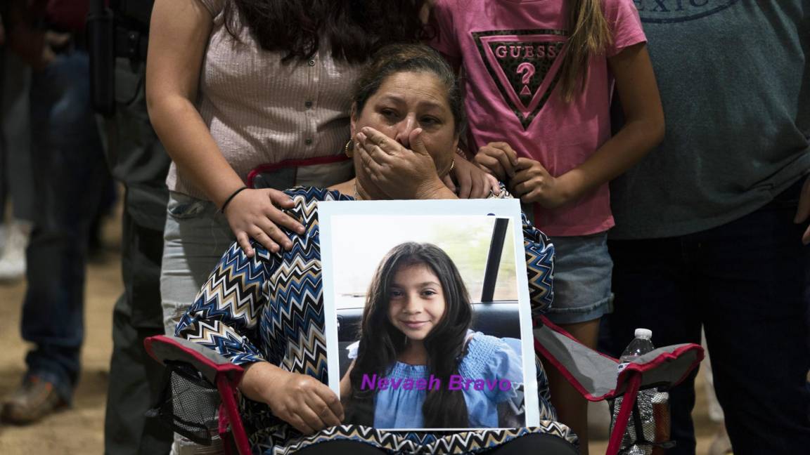 $!Esmeralda Bravo, de 63 años, derrama lágrimas mientras sostiene una foto de su nieta, Nevaeh, una de las víctimas del tiroteo en la Escuela Primaria Robb.
