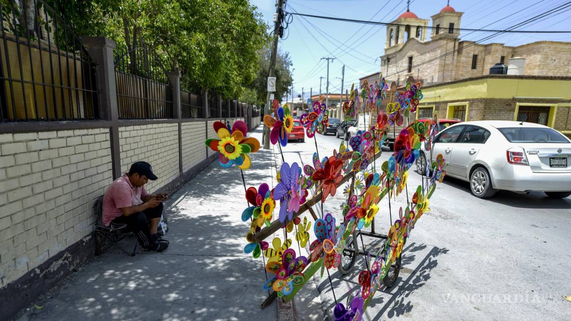 Familia de Toluca ofrece rehiletes en calles de Saltillo, para continuar su viaje a Monterrey