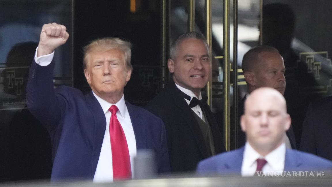 $!Former President Donald Trump leaves Trump Tower in New York on Tuesday, April 4, 2023. Trump will surrender in Manhattan on Tuesday to face criminal charges stemming from 2016 hush money payments. ()