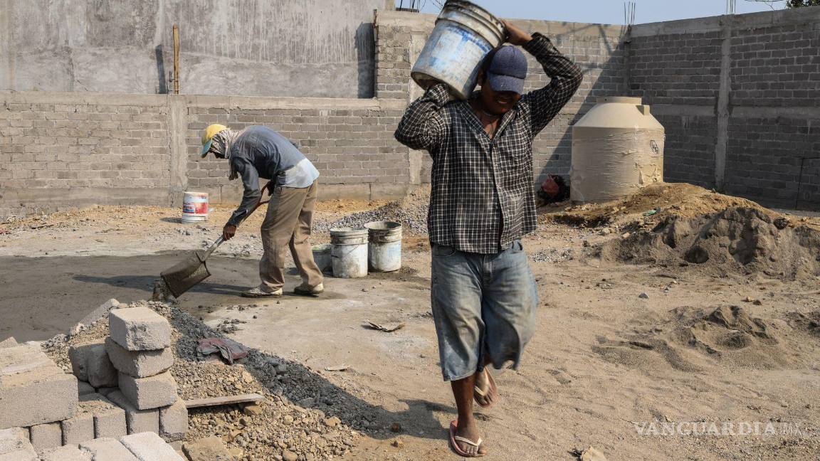 $!Trabajadores de la obra, maestros de la cuchara, y albañiles, mantienen viva la tradicional la costumbre de la Santa Cruz la cual se conmemora cada 3 de mayo.