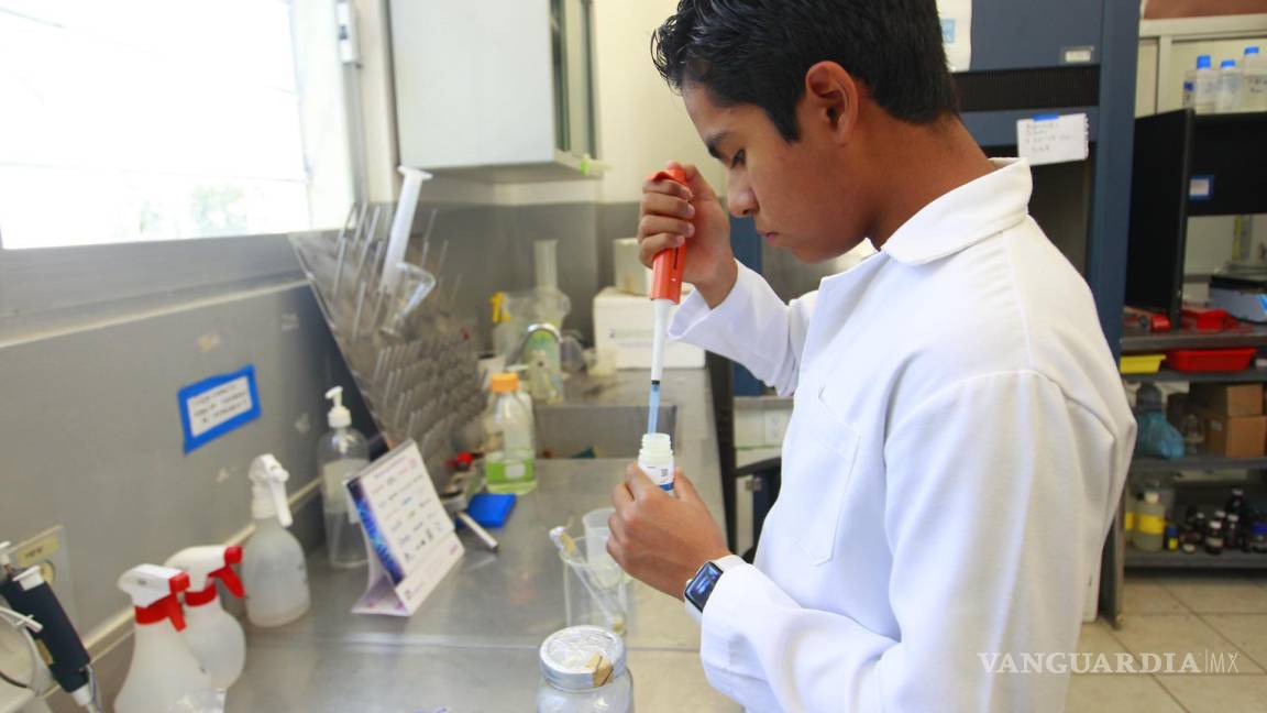 Ian Emanuel González Santos, de 12 años, concluye una maestría en biología molecular