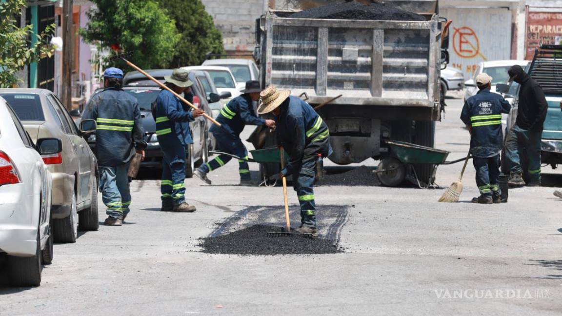 $!Un equipo de trabajadores municipales se asegura de que cada bache sea reparado con precisión y cuidado.