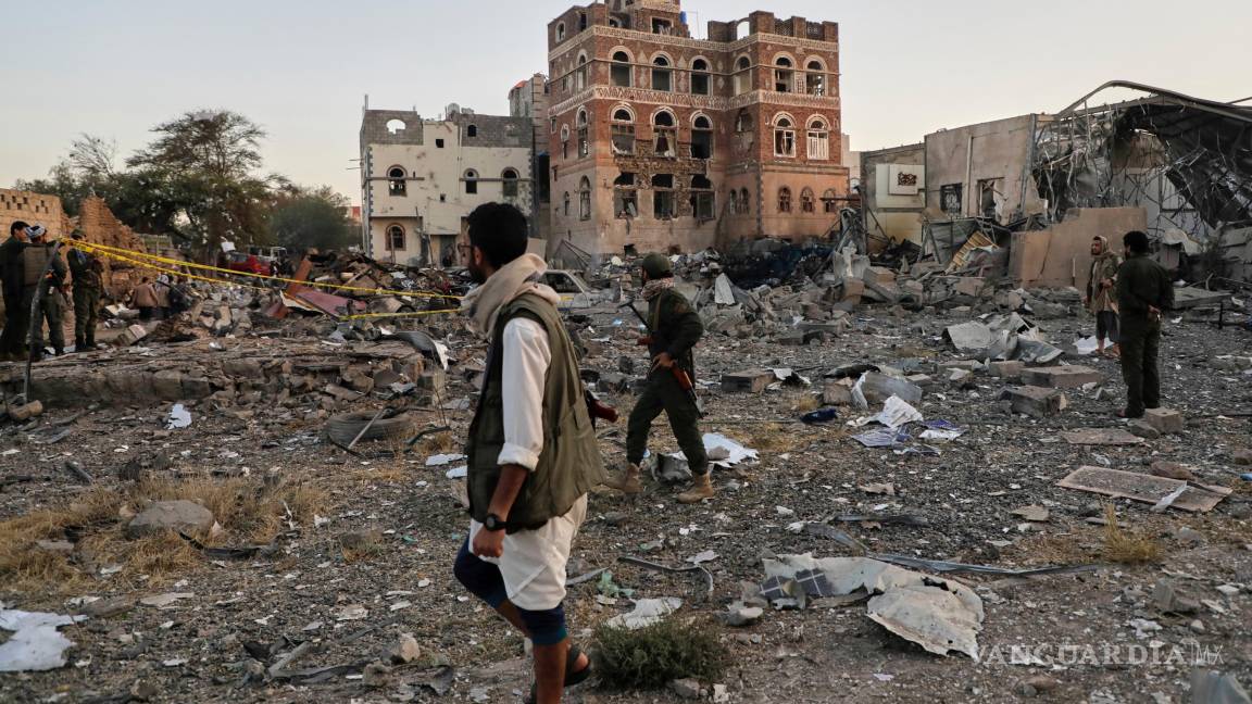 $!Residentes revisan los escombros después de un ataque aéreo estadounidense, el jueves 20 de marzo de 2025, en Saná, Yemen.