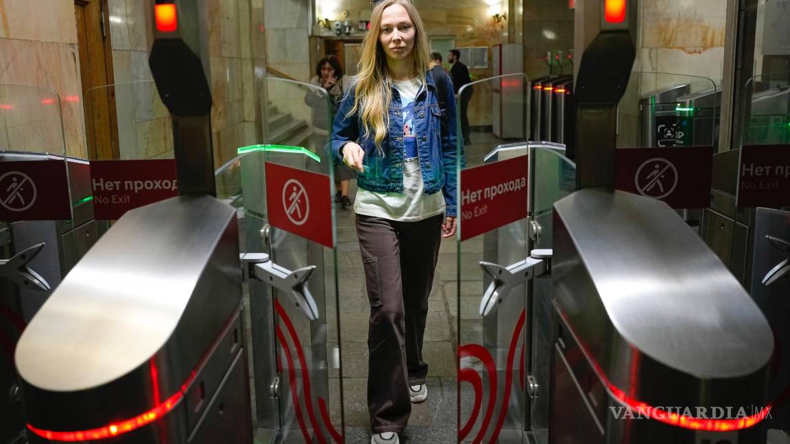 $!Yekaterina Maksimova enmetro en Moscú, Rusia. La periodista y activista ha sido detenida cinco veces en el último año.