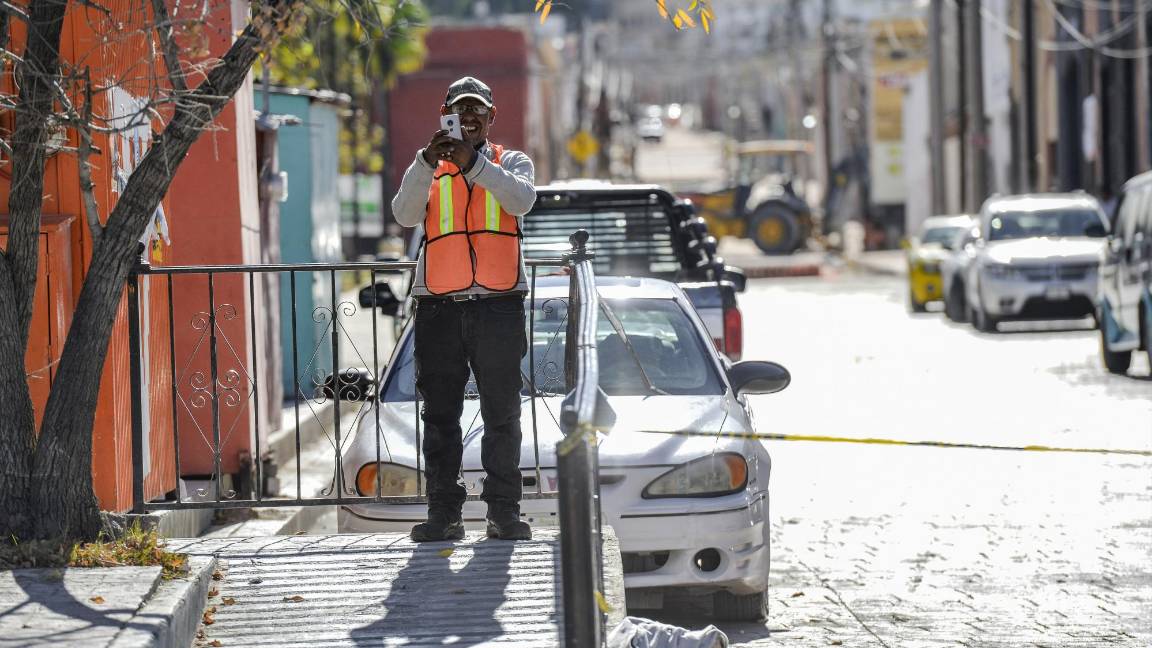 $!El individuo que ha rentado el espacio cerrado como estacionamiento privado cobra una cuota a los conductores para acceder al área.