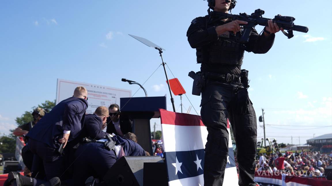 $!El candidato presidencial republicano, el expresidente Donald Trump, es cubierto por agentes del Servicio Secreto de Estados Unidos en un mitin de campaña.