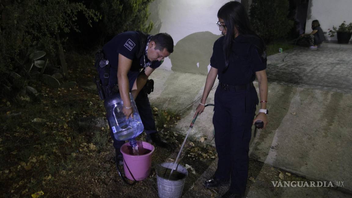 Se incendia predio y policías de Saltillo lo controlan ¡A cubetazos!