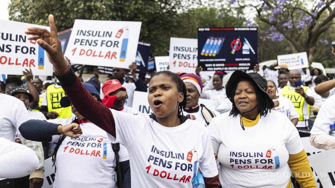 $!Unas 500 protestan en el Día Mundial de la Diabetes frente a las oficinas de la corporación farmacéutica danesa Novo Nordisk, en Johannesburgo, Sudáfrica.