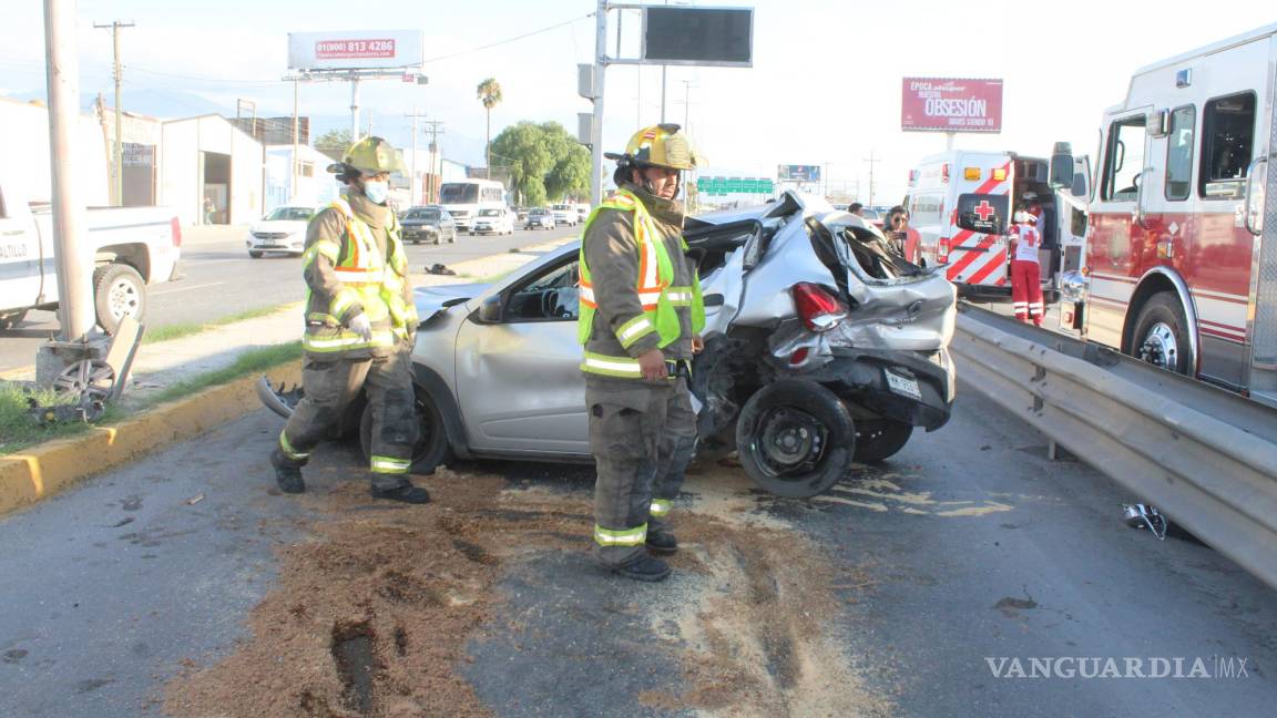 Conductor queda atrapado en accidente automovilístico, en Saltillo